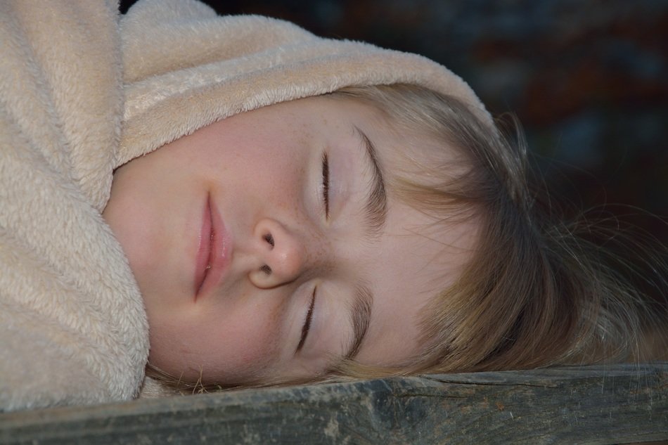 Sleeping child in a blanket free image download