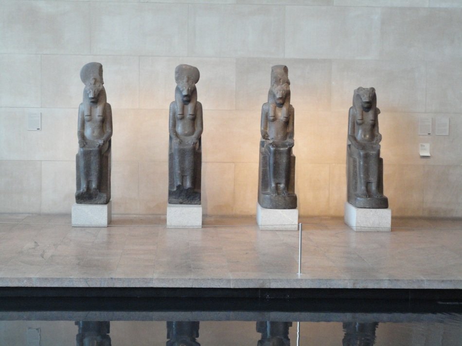 Historical statues in Metropolitan museum free image download