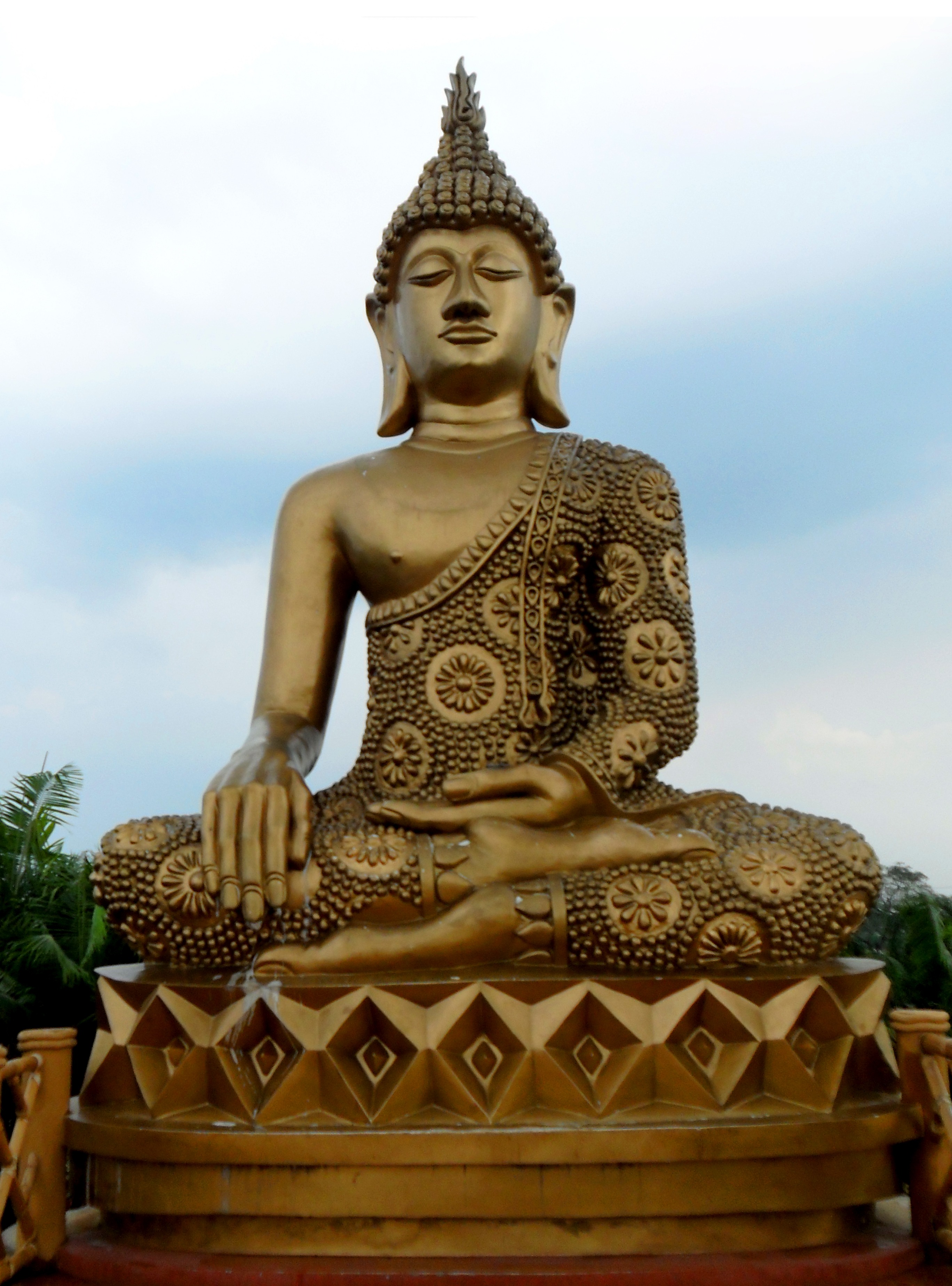 Big golden buddha statue in asia free image download