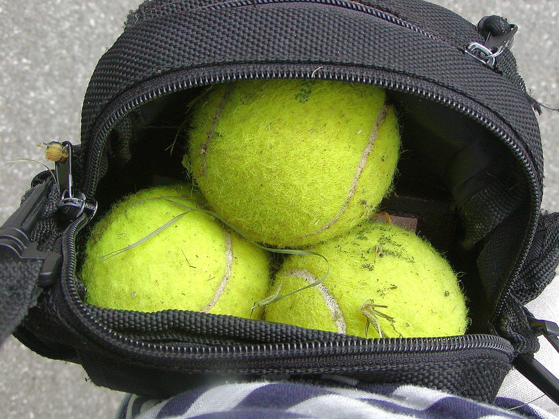 Tennis balls in the bag free image download