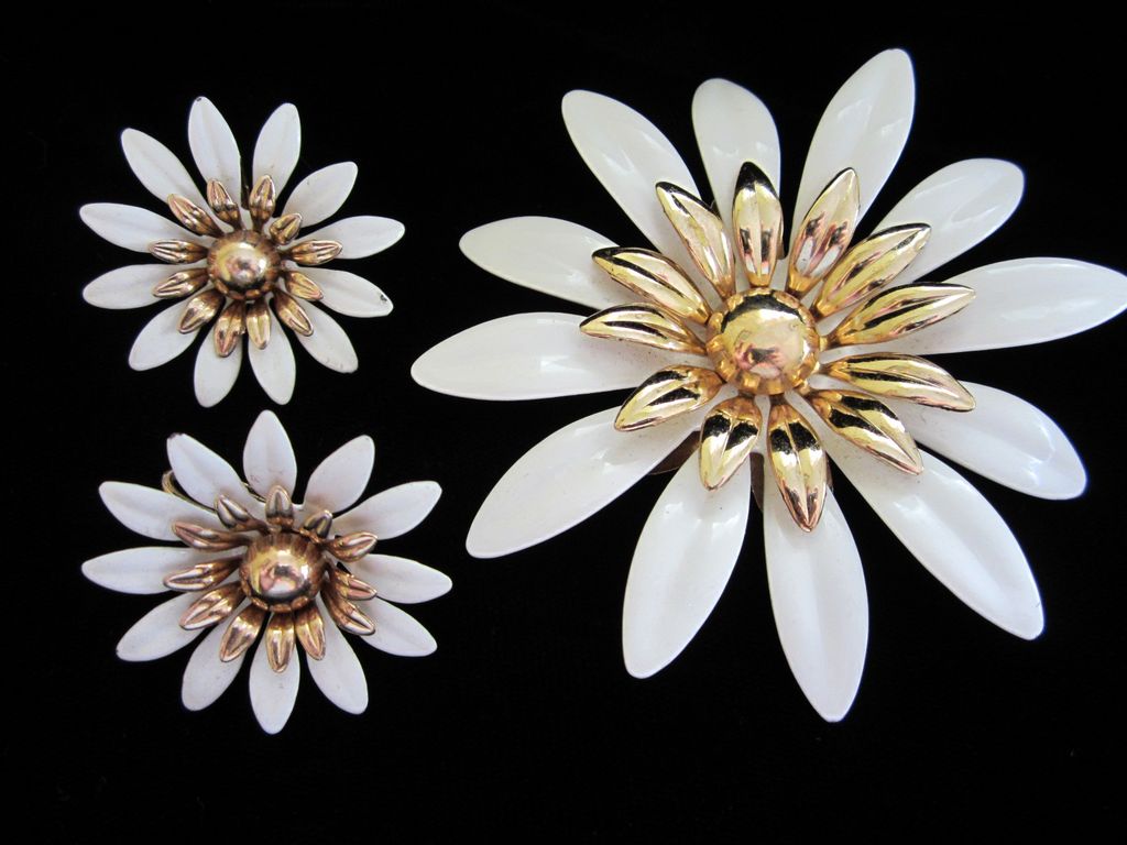 Vintage women’s jewelry like flowers free image download