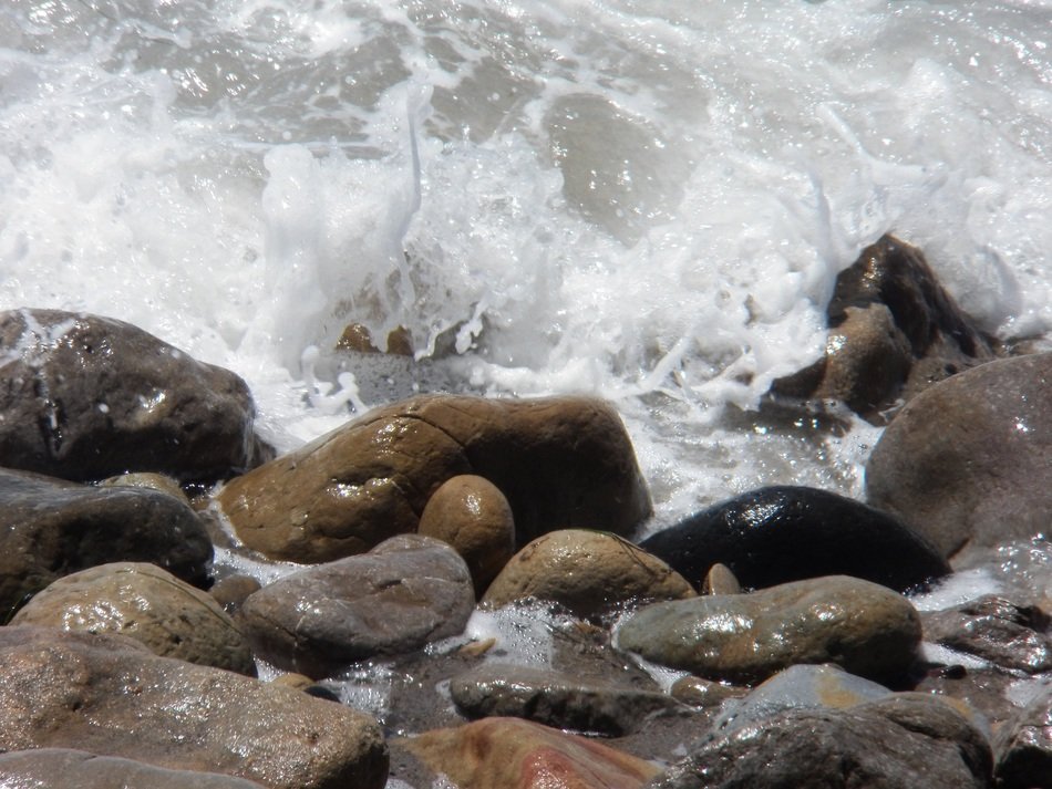 Slippery rocks and ocean splashes free image download