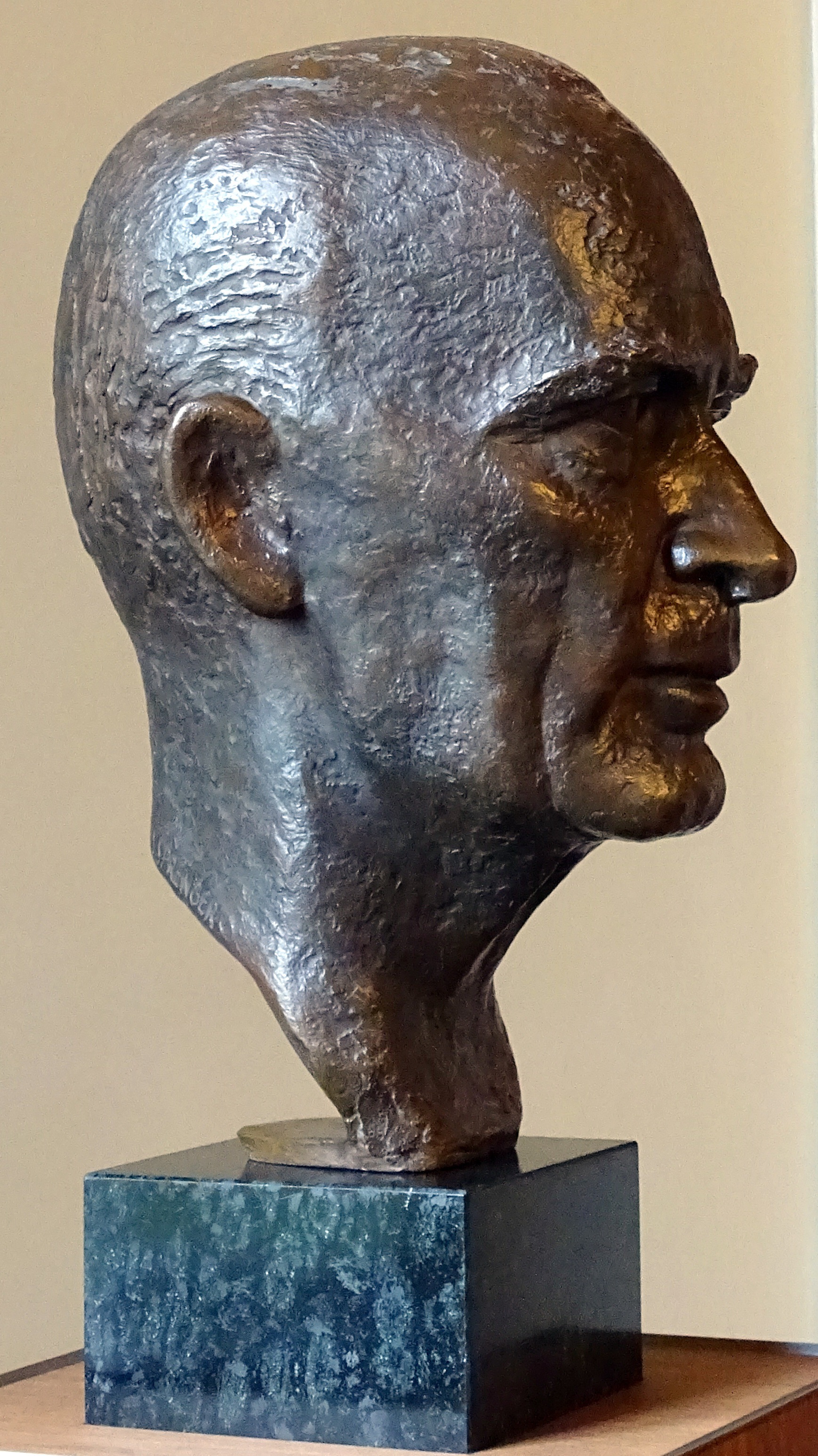 German sculptures in profile free image download