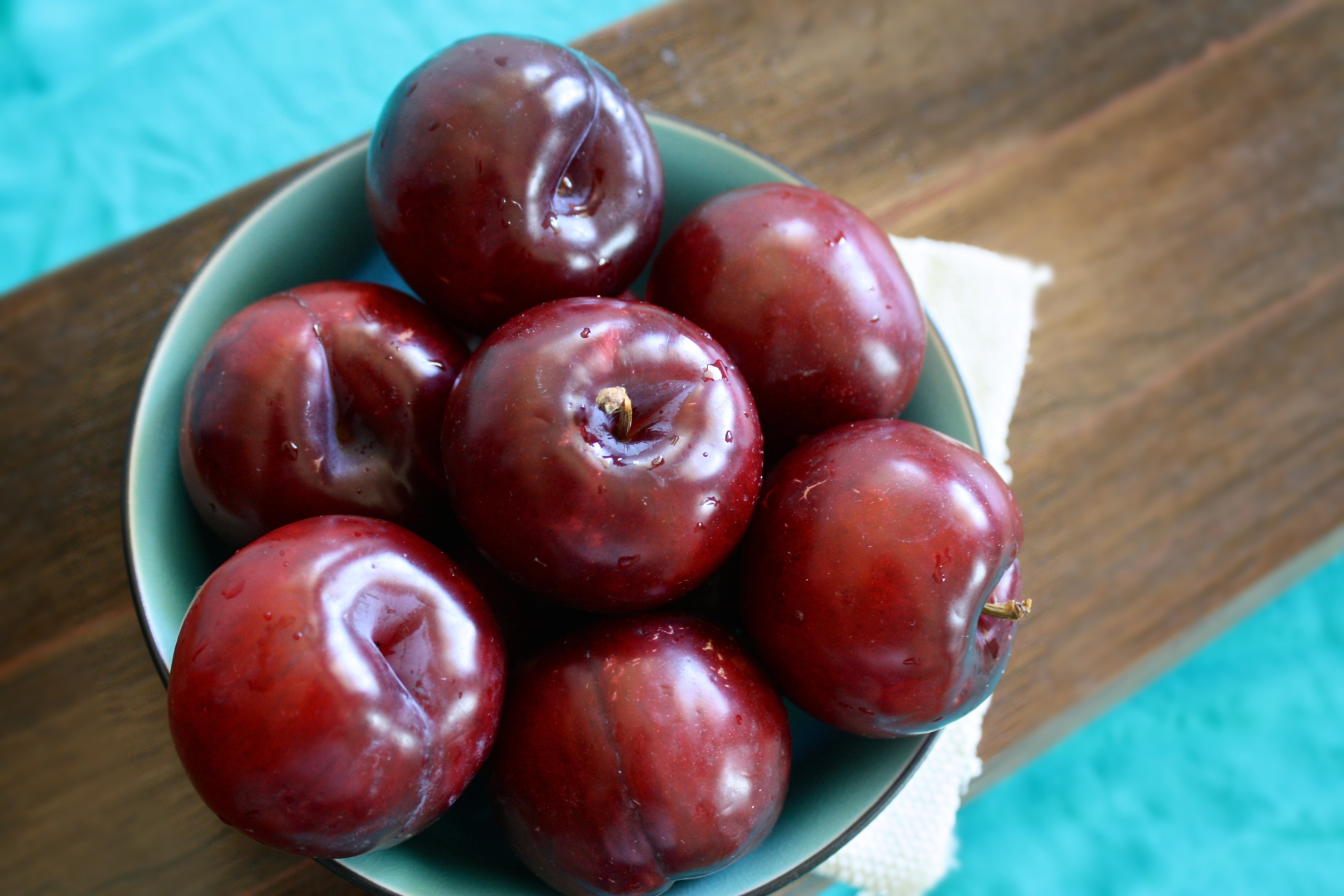 Red Plum Fruit on dish free image download