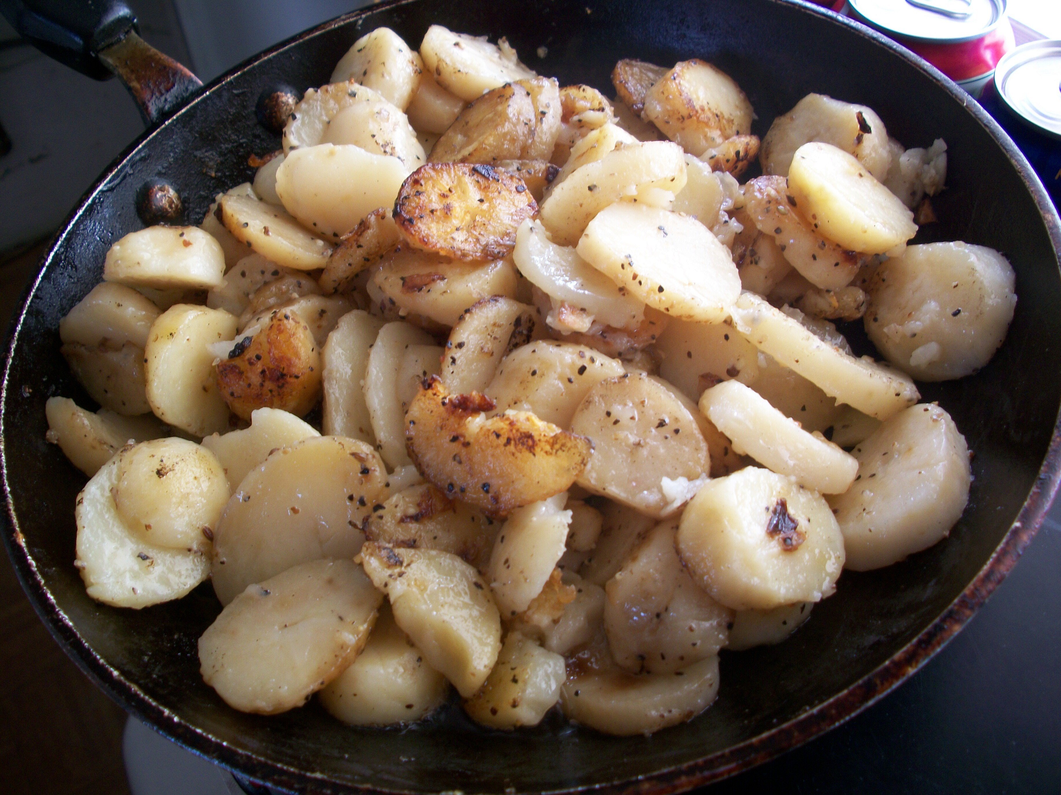 Frying potatoes in the frying pan free image download