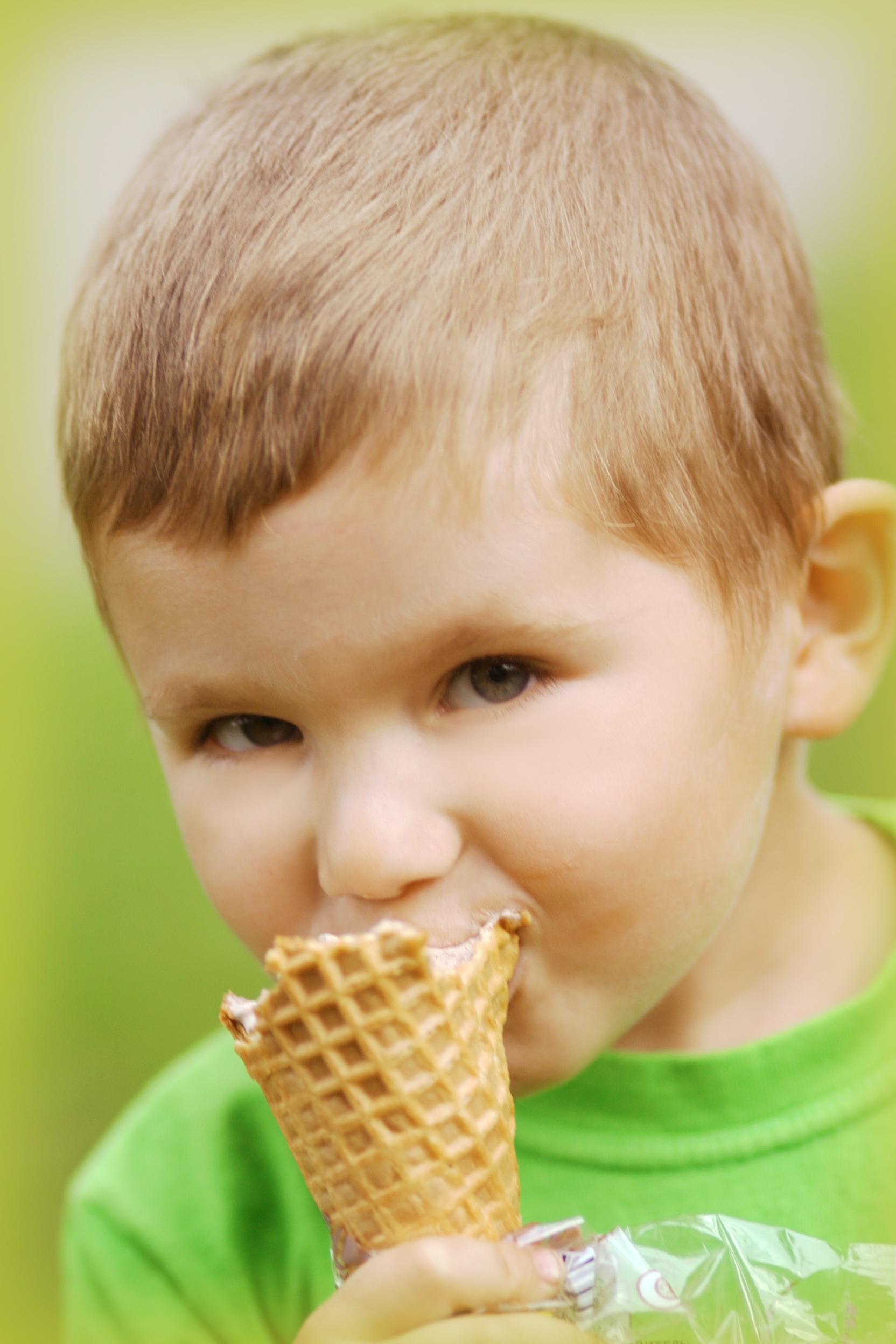 Child eats ice cream free image download