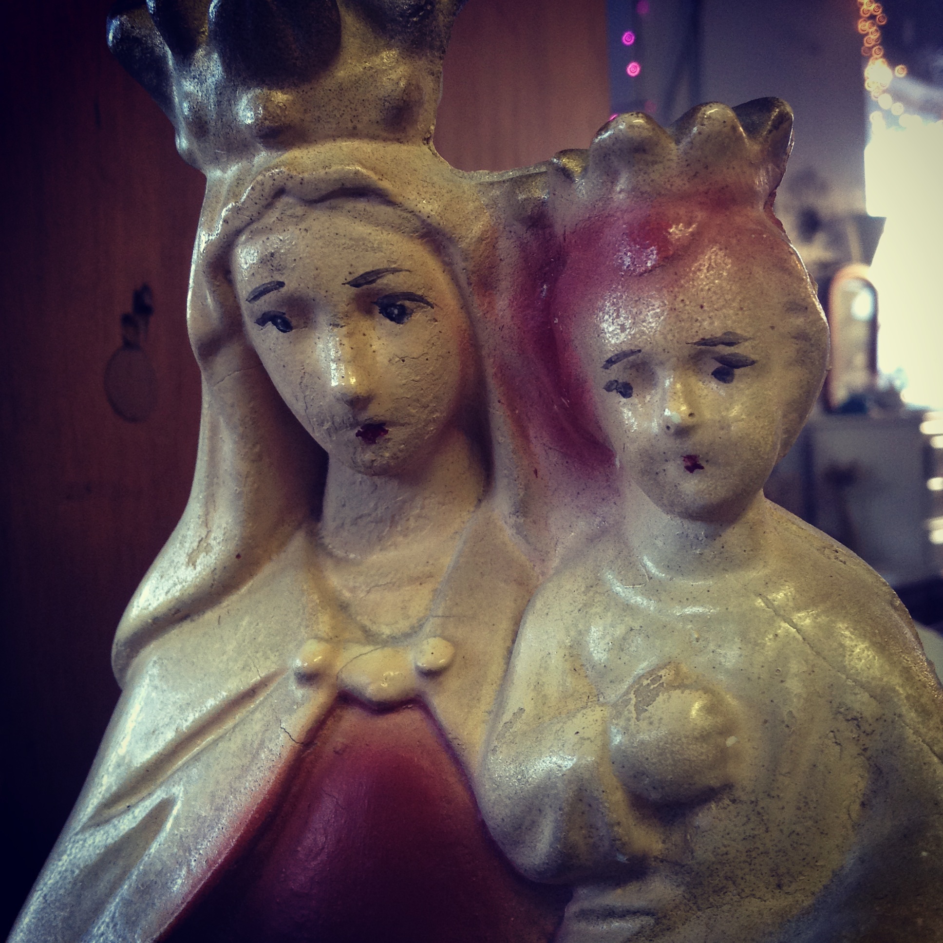 Ceramic statue of St. Mary and the baby free image download