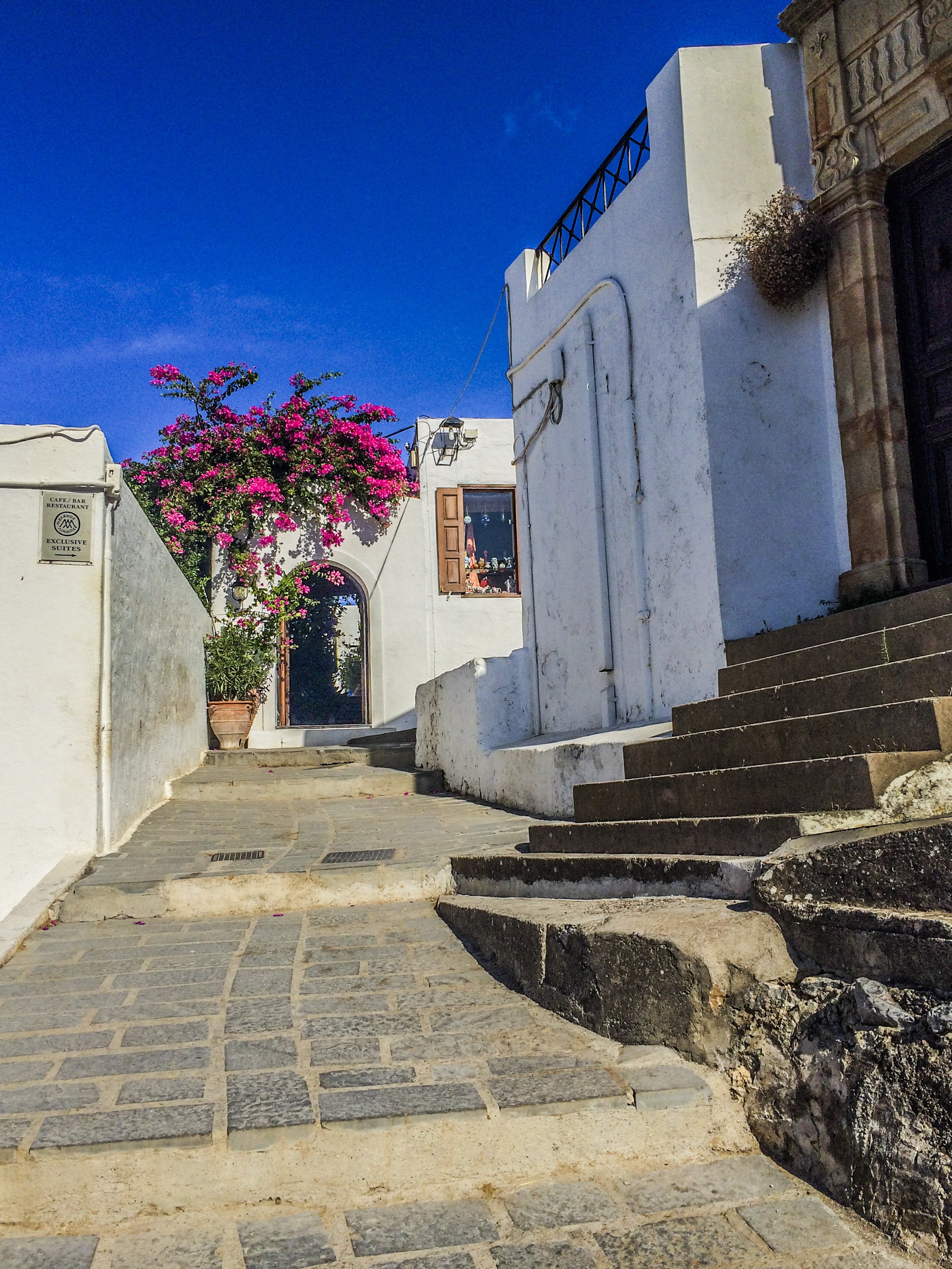 White houses at sunny street, greece free image download