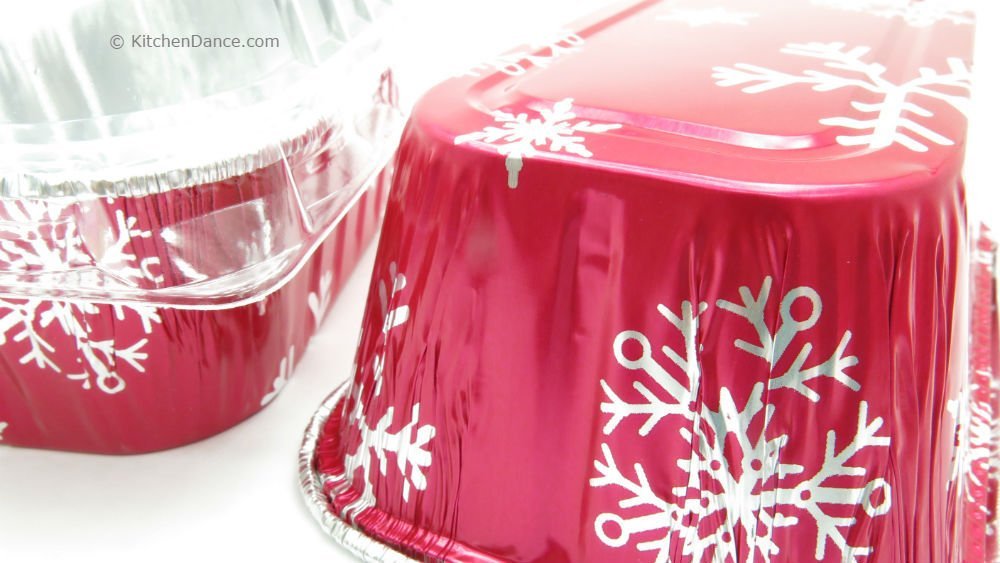 Disposable Aluminum Holiday 1 lb. Mini Loaf Pans with Clear Snap on Lid