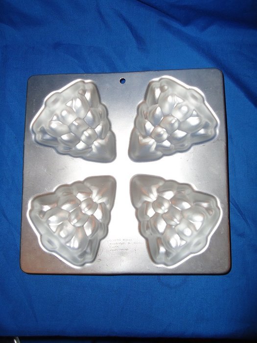 WILTON Christmas Tree Cake Pan(4 Molds) 21059496 Year 1990 free