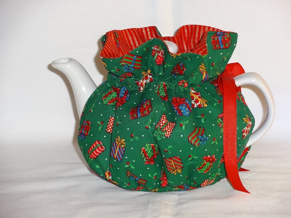 2 Cup Pretty Christmas Print Reversible Tea Pot Cozy free image download