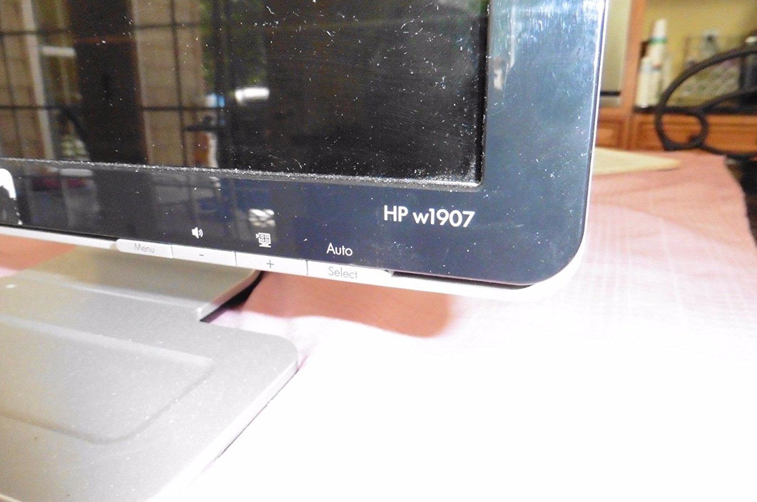 HP Hewlett Packard 19" LCD color monitor model w1907 built in speakers