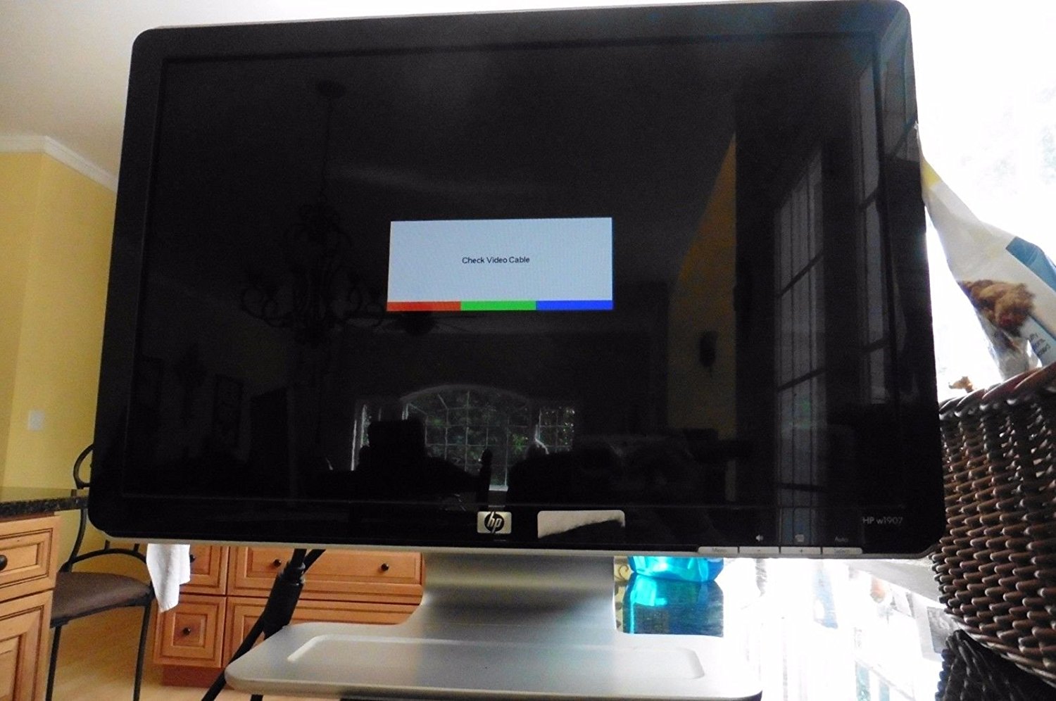 HP Hewlett Packard 19" LCD color monitor model w1907 built in speakers