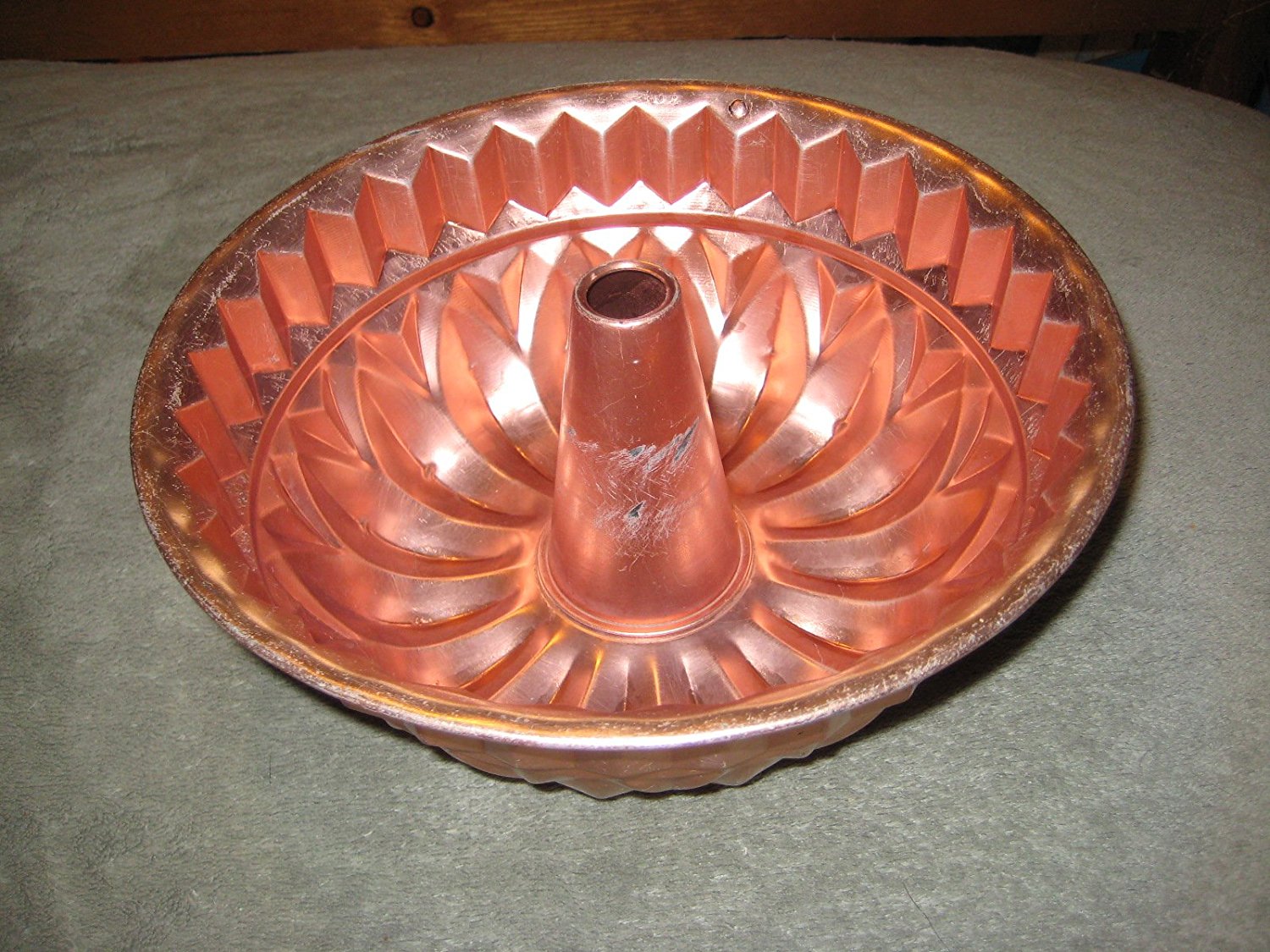 Vintage Bundt Ring 9 Cup / 9x5 Inch Coppertone Copper Tone JellO Mold