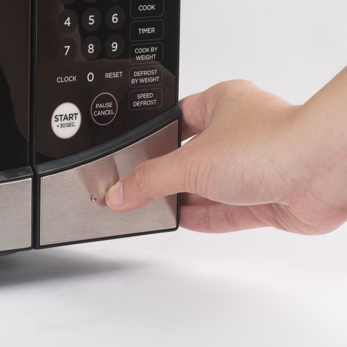 Westinghouse WM009 900 Watt Counter Top Microwave Oven, 0.9 Cubic Feet