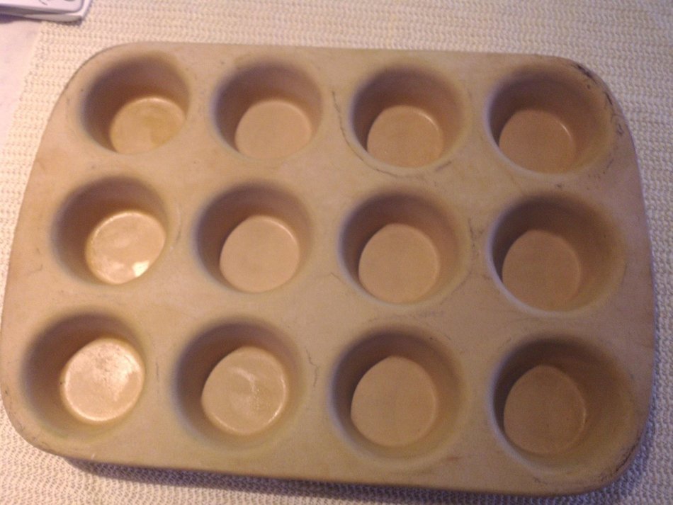 Pampered Chef Family Heritage Stoneware Muffin Pan free image download