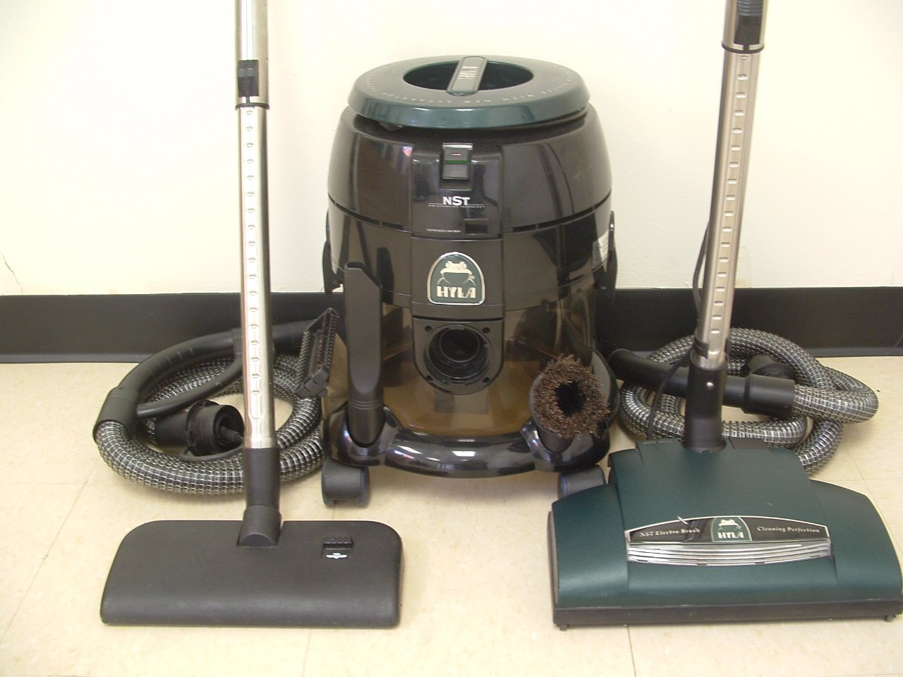 POWERFUL HYLA NST VACUUM WITH WATER FILTRATION AND BESTEVER POWER