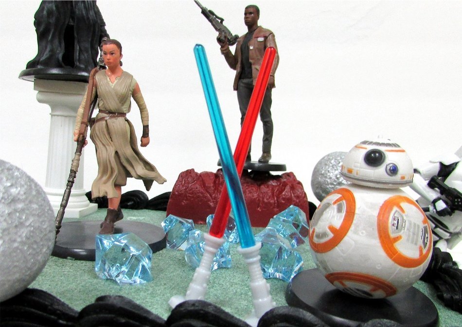 STAR WARS 22 Piece Birthday Cake Topper Featuring 6 Star Wars Figures