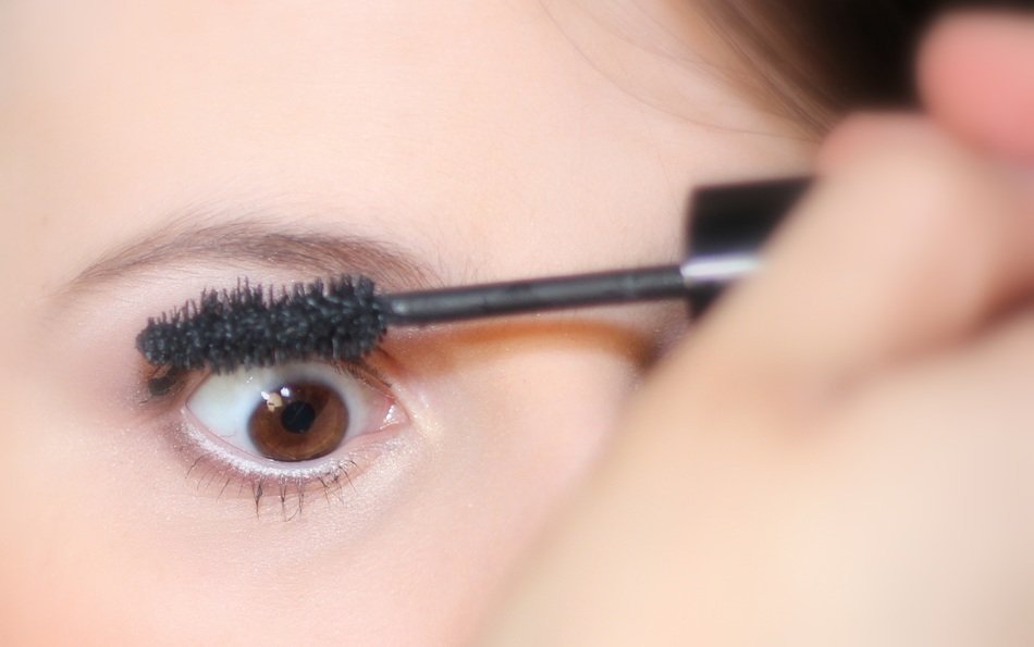 Dyeing eyelashes with mascara free image download