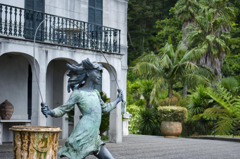 The Statue of girl jumping rope free image download