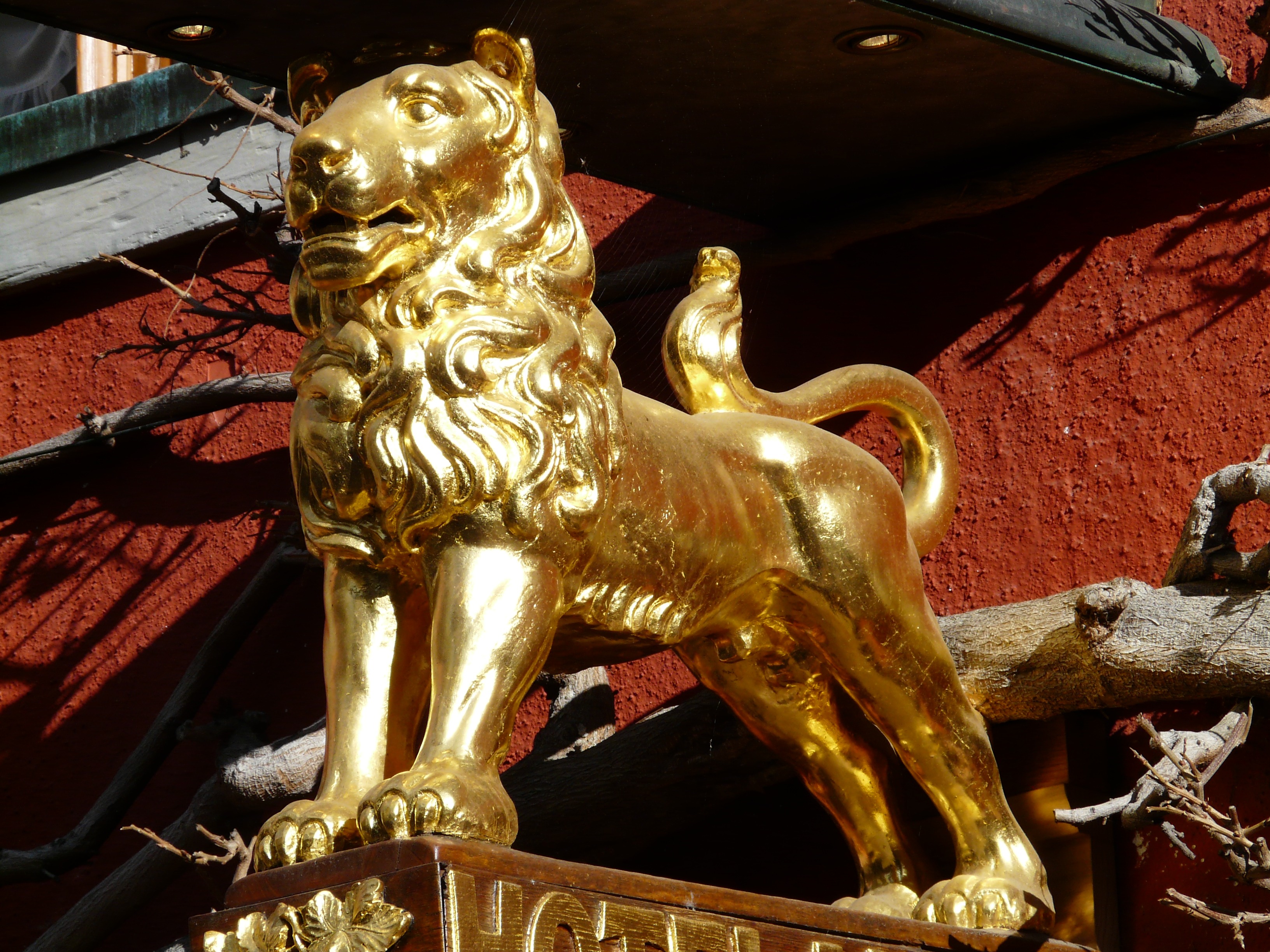 Golden lion figurine free image download
