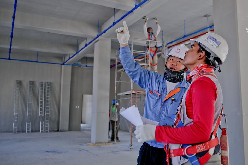 Builders discuss finishing work free image download