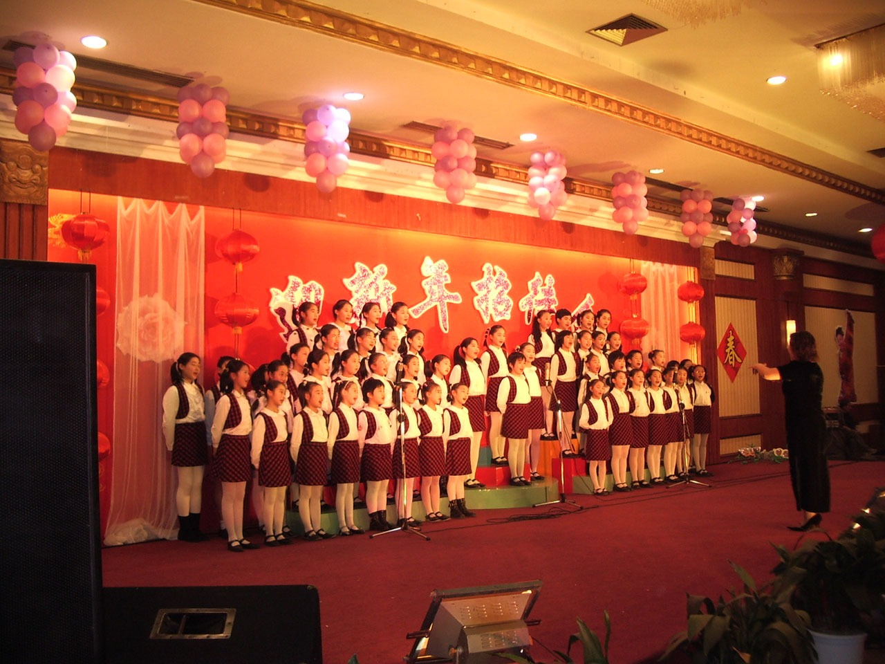 Chinese children chorus singing on stage free image download