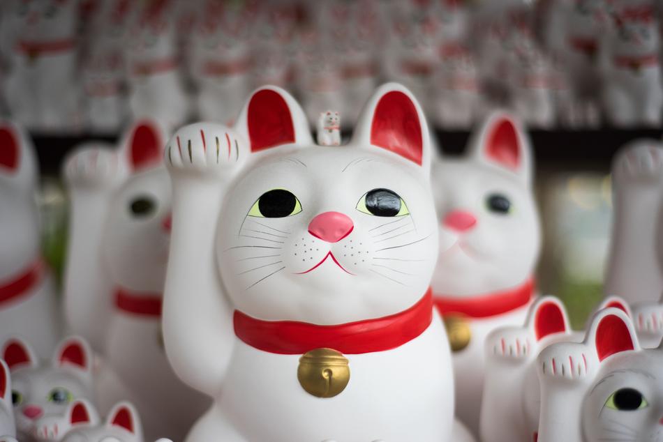 Manekineko, good luck symbol, traditional japanese Cat Figurines free