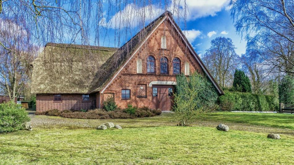 Old farmhouse in counrtyside free image download