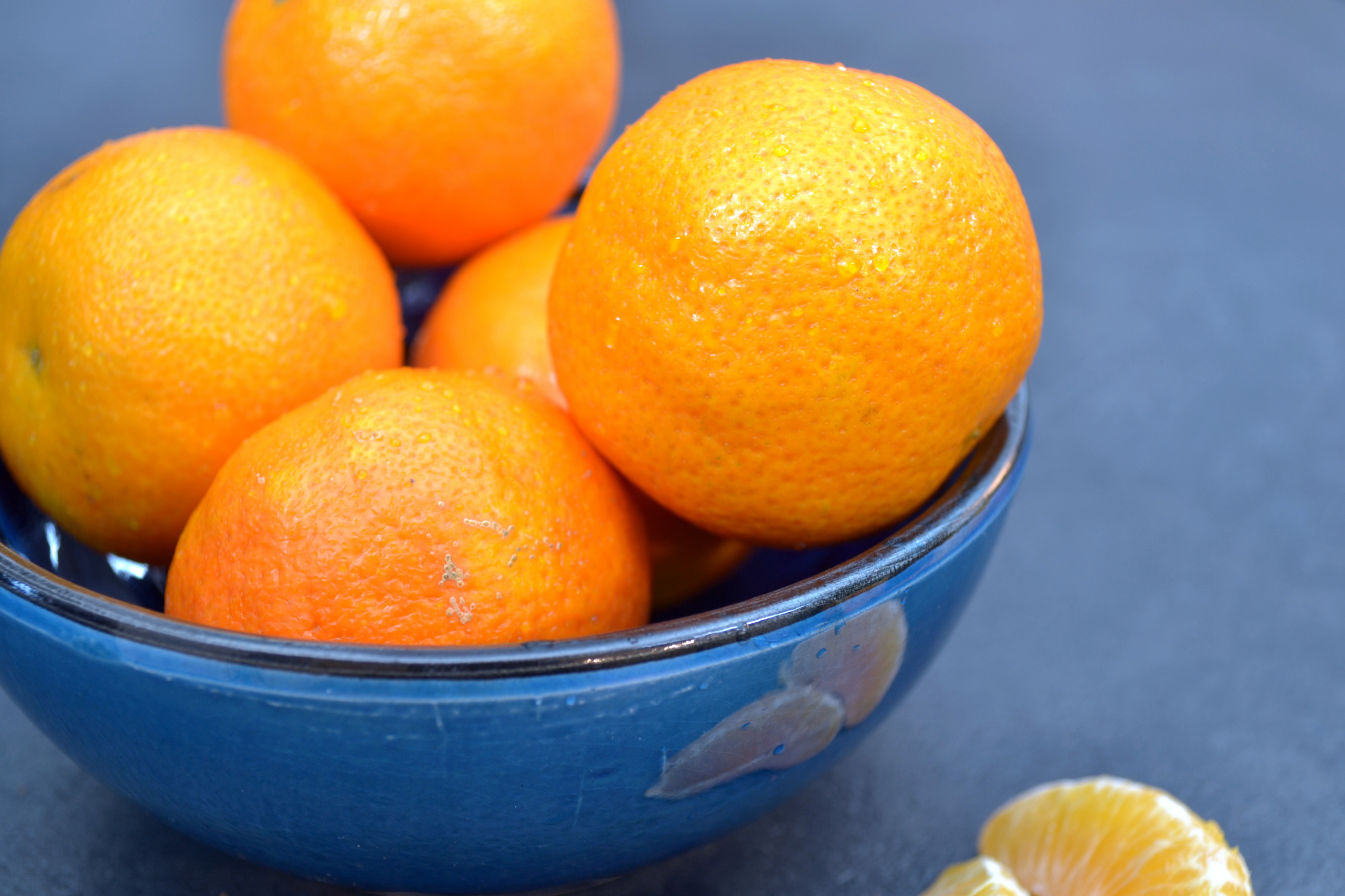 Juicy oranges in a blue plate free image download