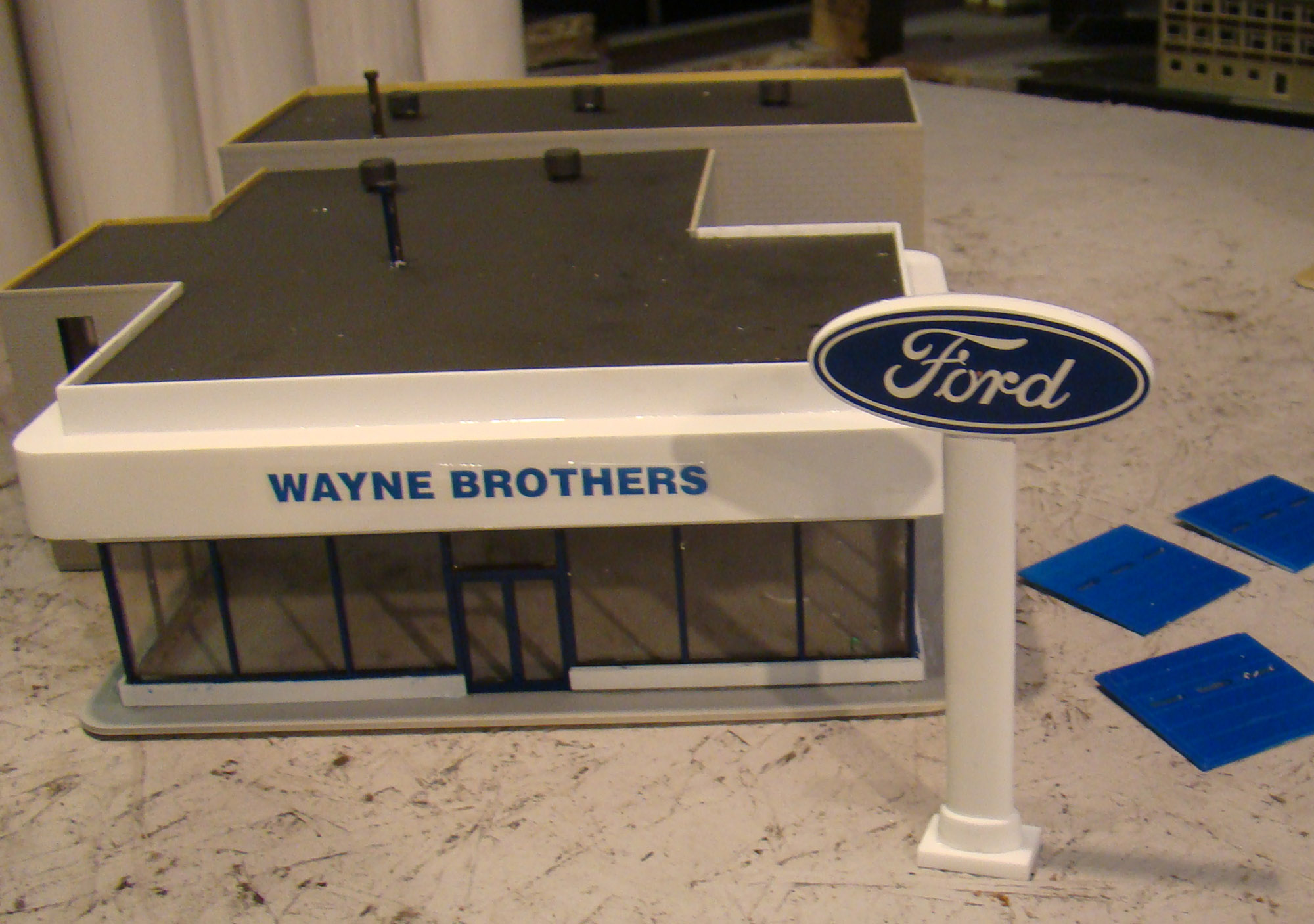 HO Scale Walthers International Dealership Can Be Ford/Chevy/Chrysler