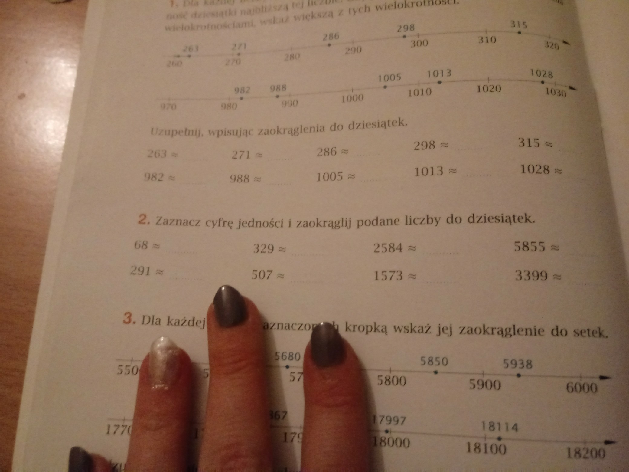 Zaznacz cyfrę jedności i Zaokrąglij podane liczby do dziesiątek