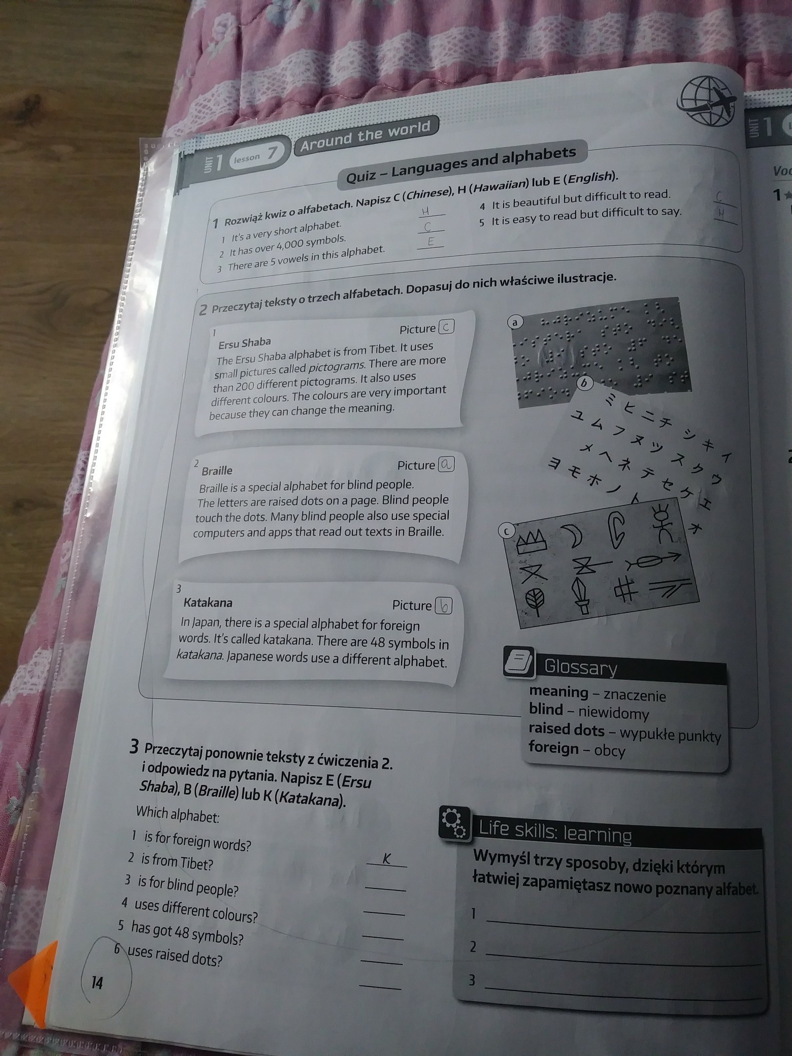 przeczytaj ponownie teksty z ćwiczenia 2 i odpowiedz na pytania .Napisz