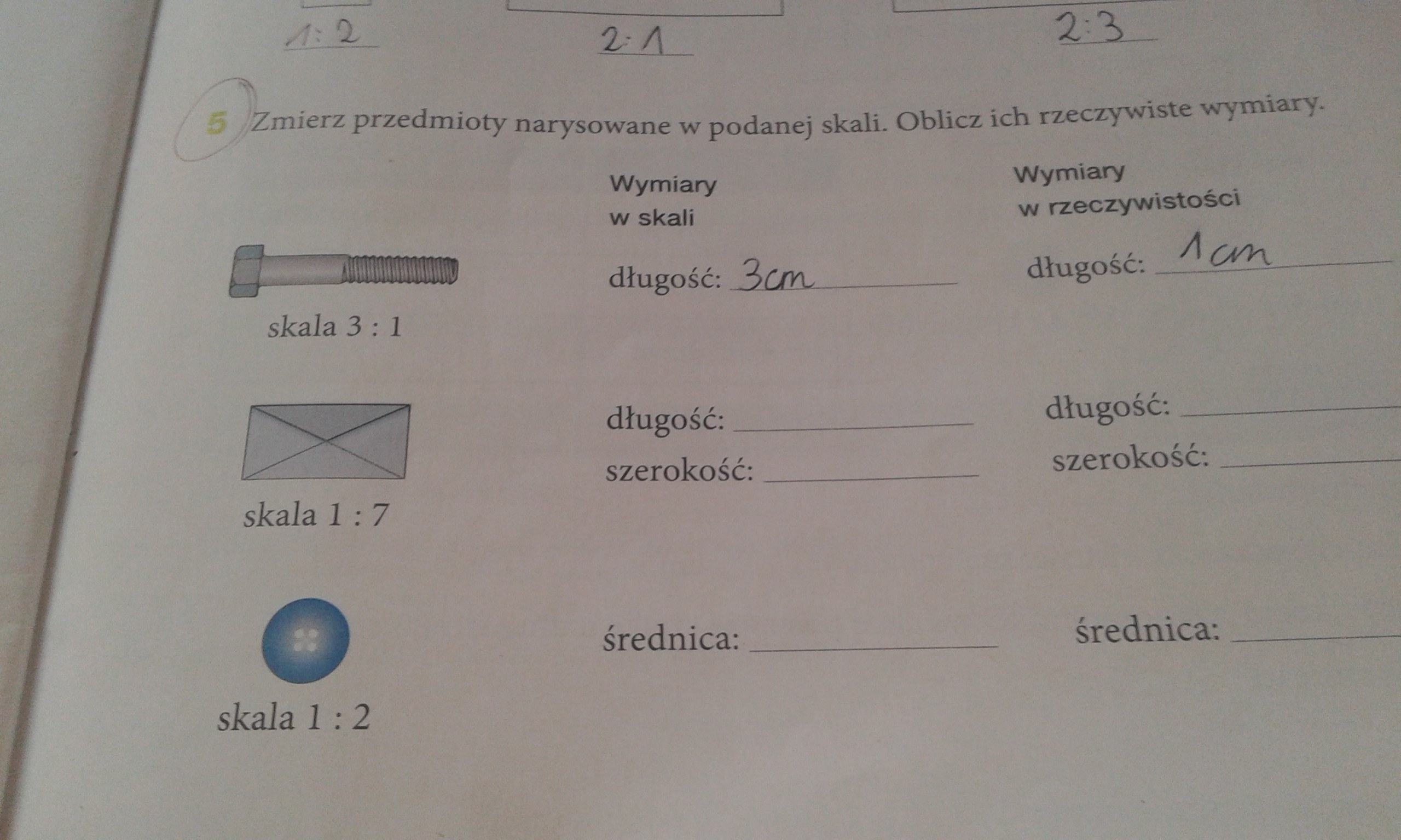 Zmierz przedmioty narysowane w podanej skali.Oblicz ich rzeczywiste