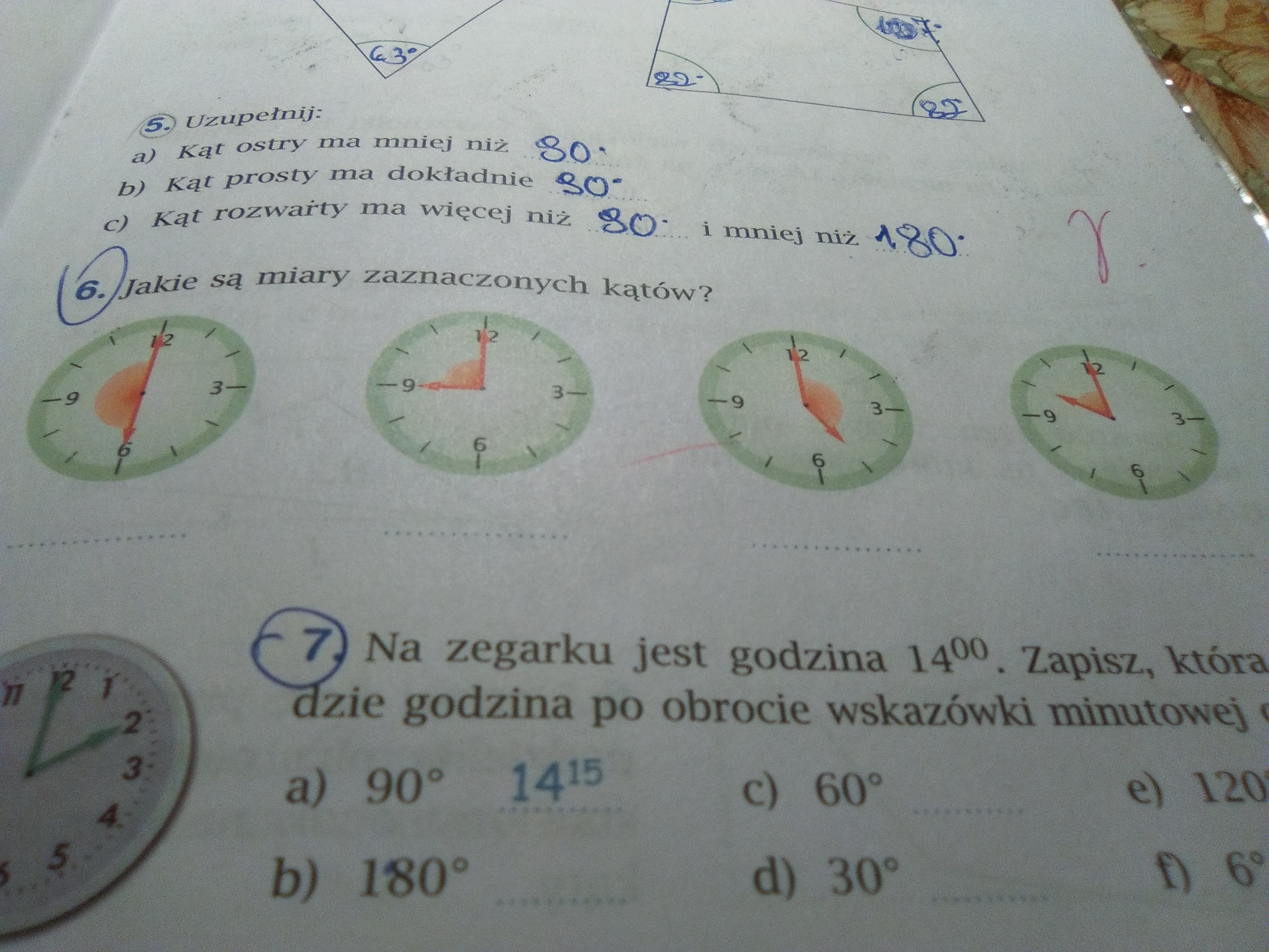 Jakie są miary zaznaczonych kątów na zegarkach Brainly.pl