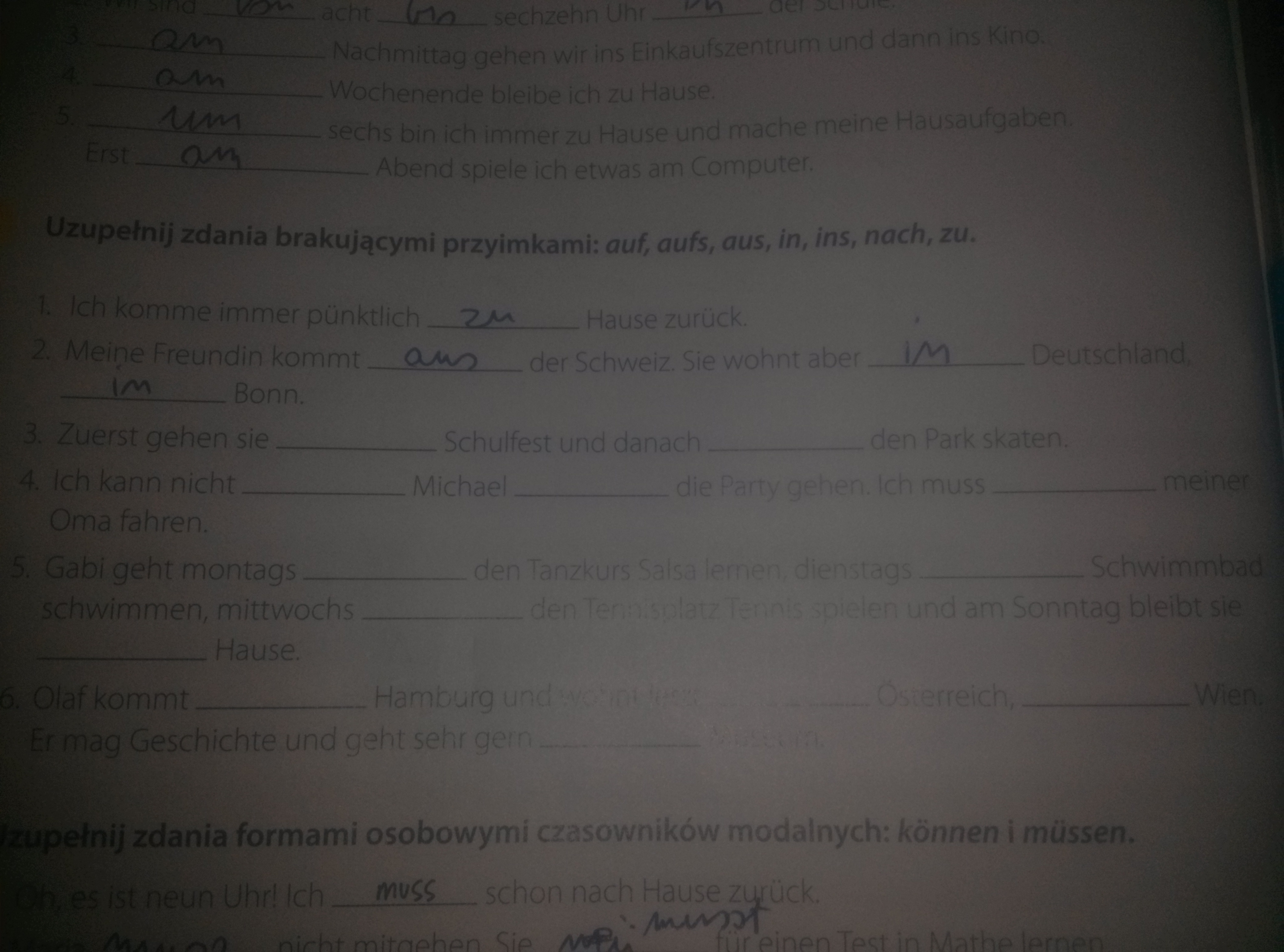 Uzupełnij zdania brakującymi przyimkami auf aufs aus in ins nach zu