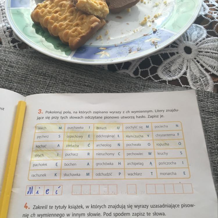 3. Pokoloruj pola, na których zapisano wyrazy z ch wymiennym. Litery