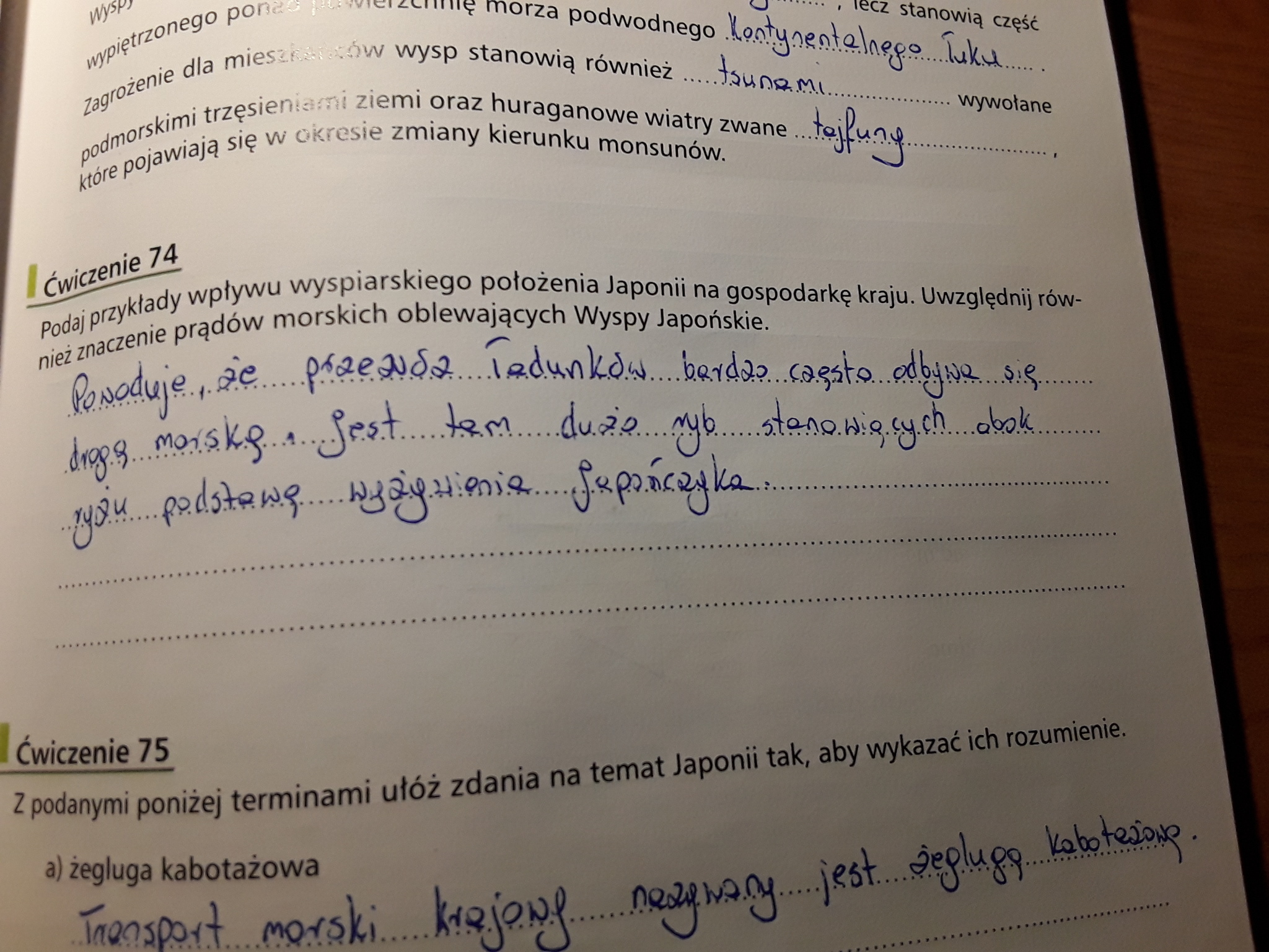 Podaj przykłady wpływu wyspiarskiego położenia Japonii na gospodarkę