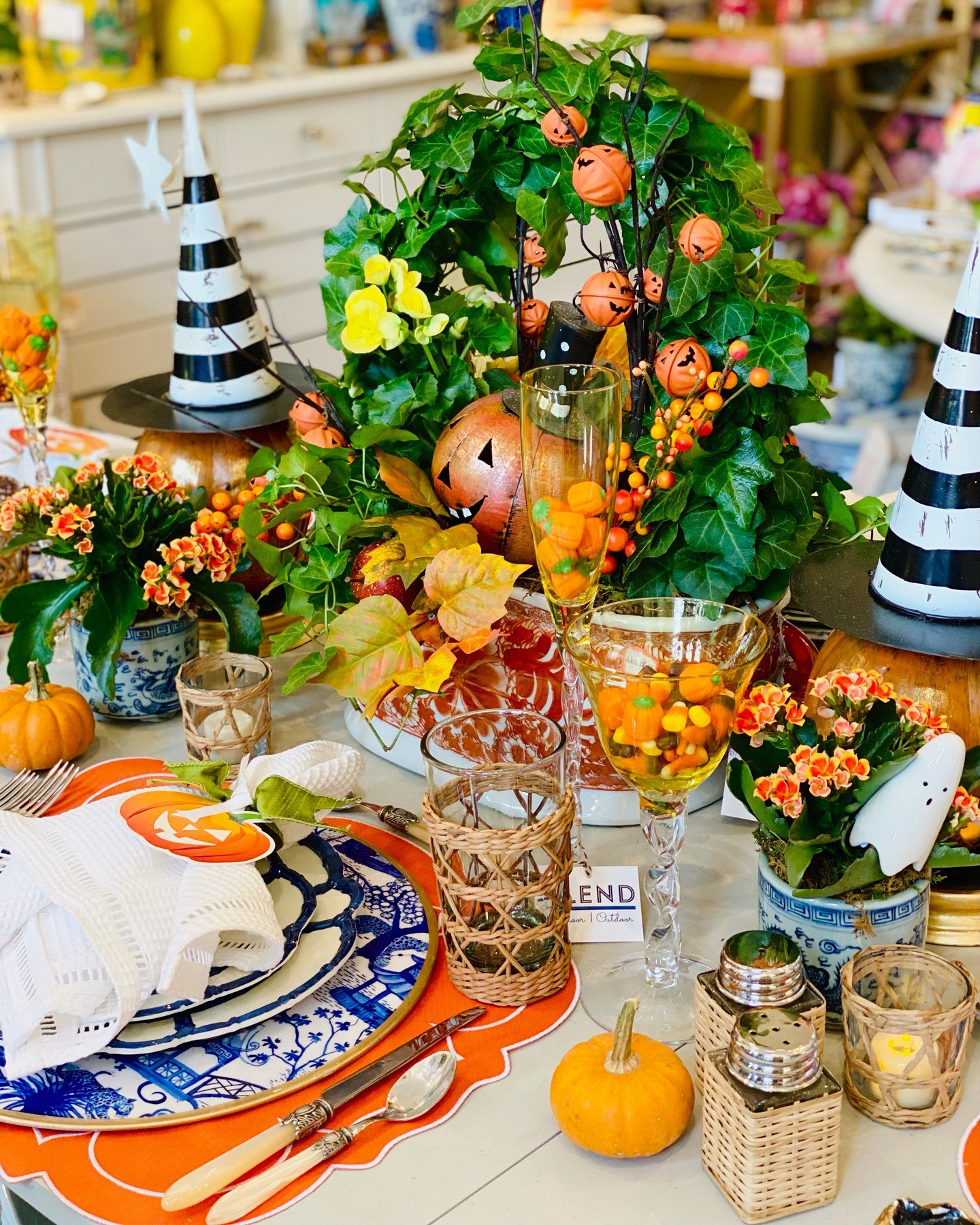 40 Halloween Table Decorations To Elevate Your Spooky Party With Classy