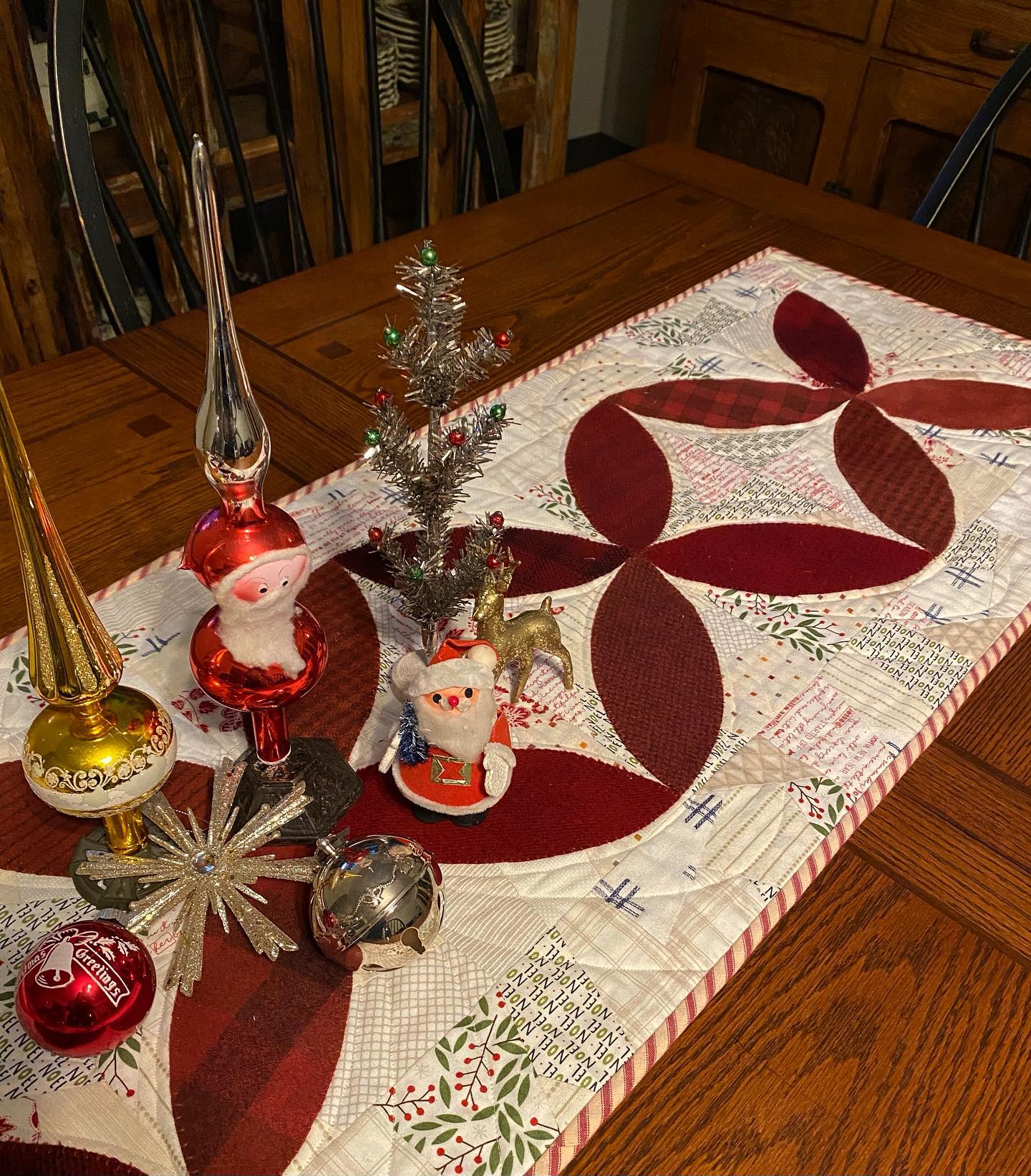 26 Christmas Table Runner Ideas To Transform Your Holiday Table Into A
