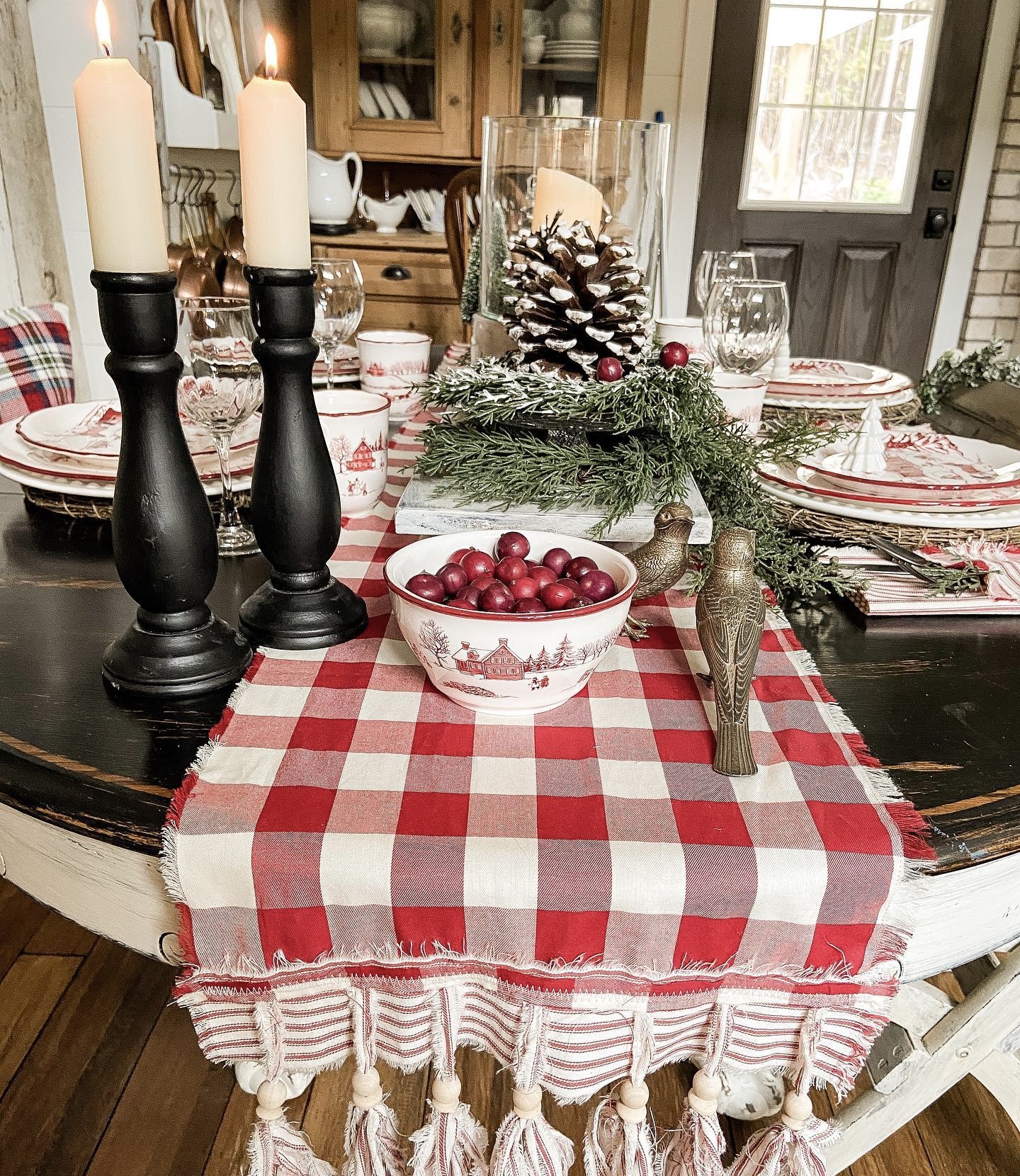 26 Christmas Table Runner Ideas to Transform Your Holiday Table into a