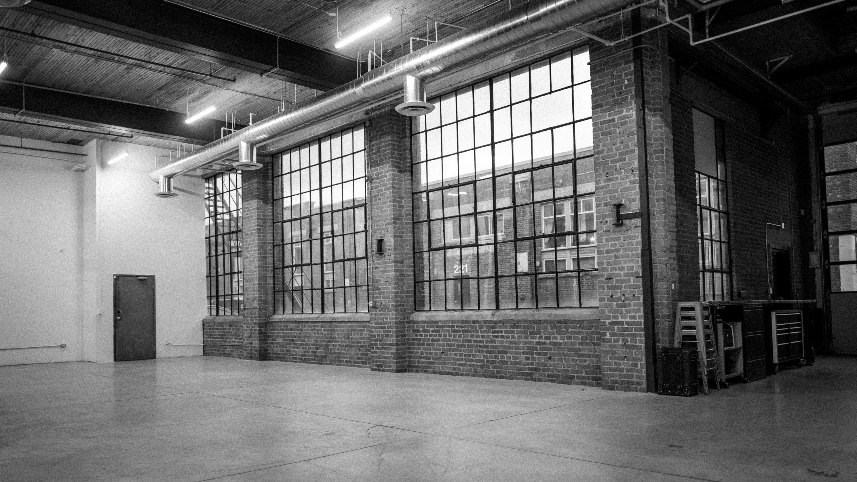 Large industrial studio with natural light Crimsonfish Placeuse