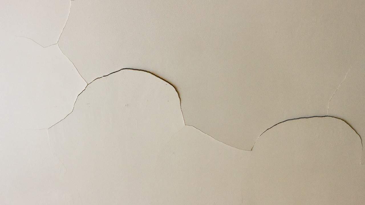 6 Types of Ceiling Cracks (With Pictures) Plain Help