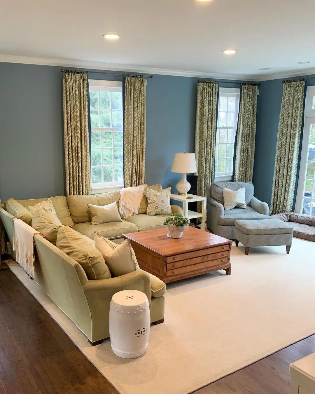 Benjamin Moore midtone blue paint colors for living room