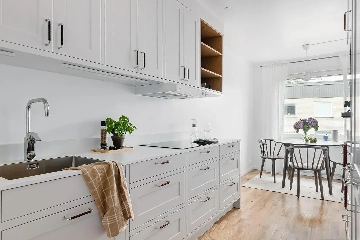 Jotun light paint colors for kitchen