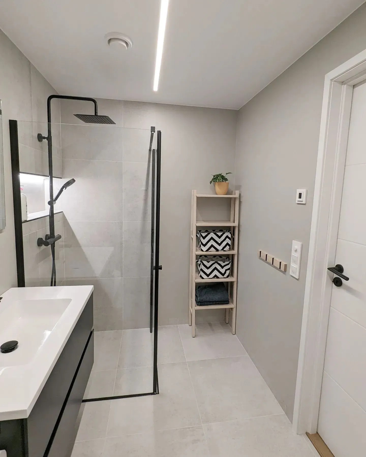 Jotun light paint colors for bathroom