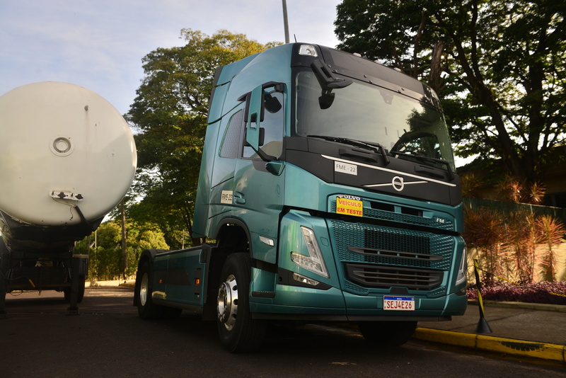 Caminhão Volvo 100 elétrico entra em testes para transporte de carga