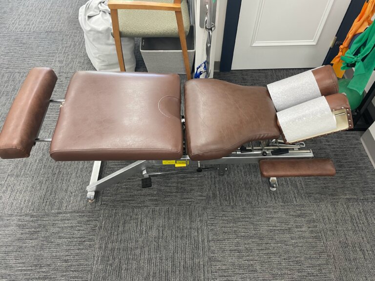 Lloyd Hydraulic flexiondistraction table Chiropractic
