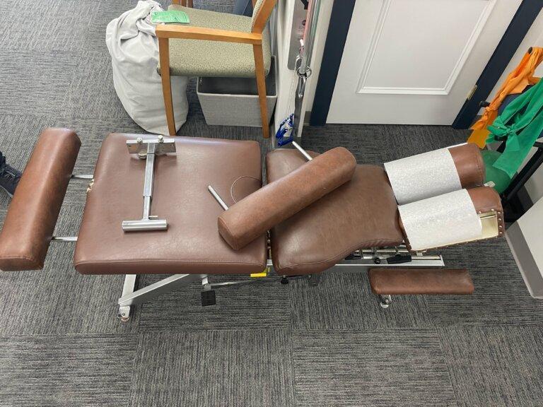 Lloyd Hydraulic flexiondistraction table Chiropractic