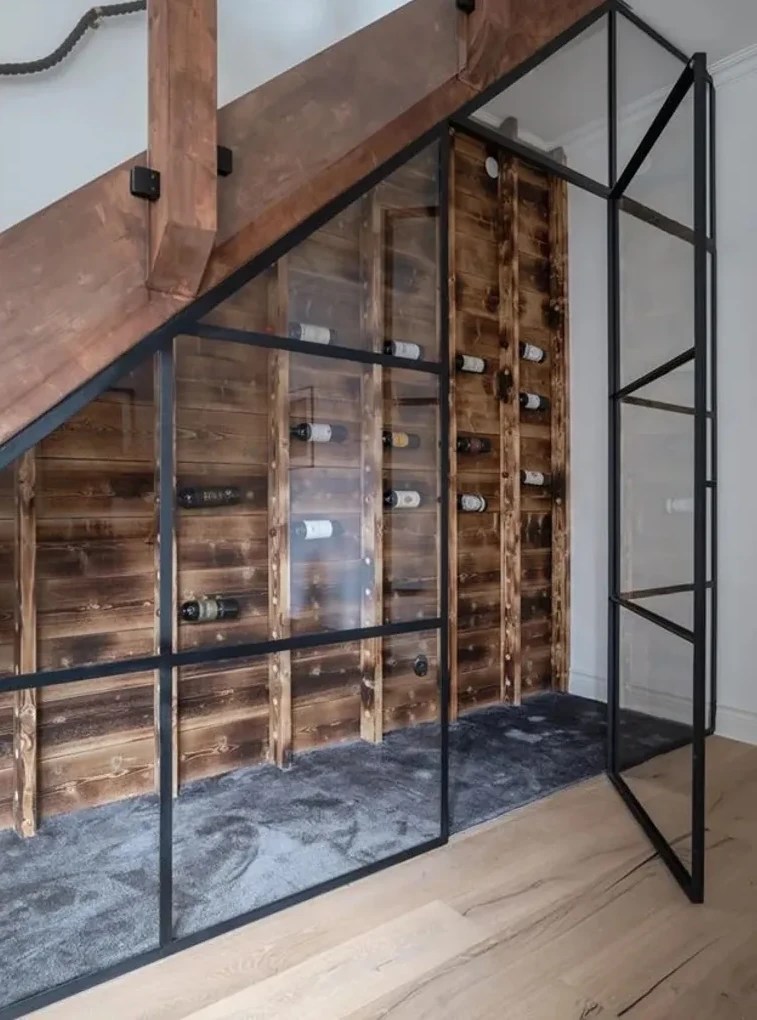 Une cave à vins sous l'escalier pour un appartement en duplex